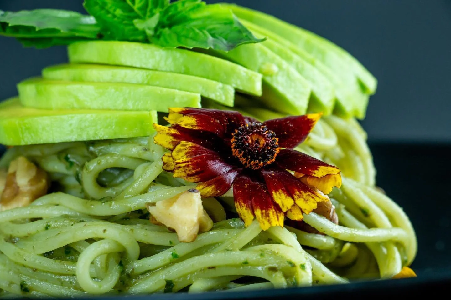 Maravillosa pasta linguini con pesto de avocado, nueces, queso pecorino y parmesano&hellip; &iexcl;Mamma mia! 💚🥑
#todoavocado
#avolinguini 
.
.
.
#avolovers&nbsp;#provocado&nbsp;#avocado&nbsp;#healthyfood&nbsp;#avocadoaddict&nbsp;#todoavocadoPTY&nb