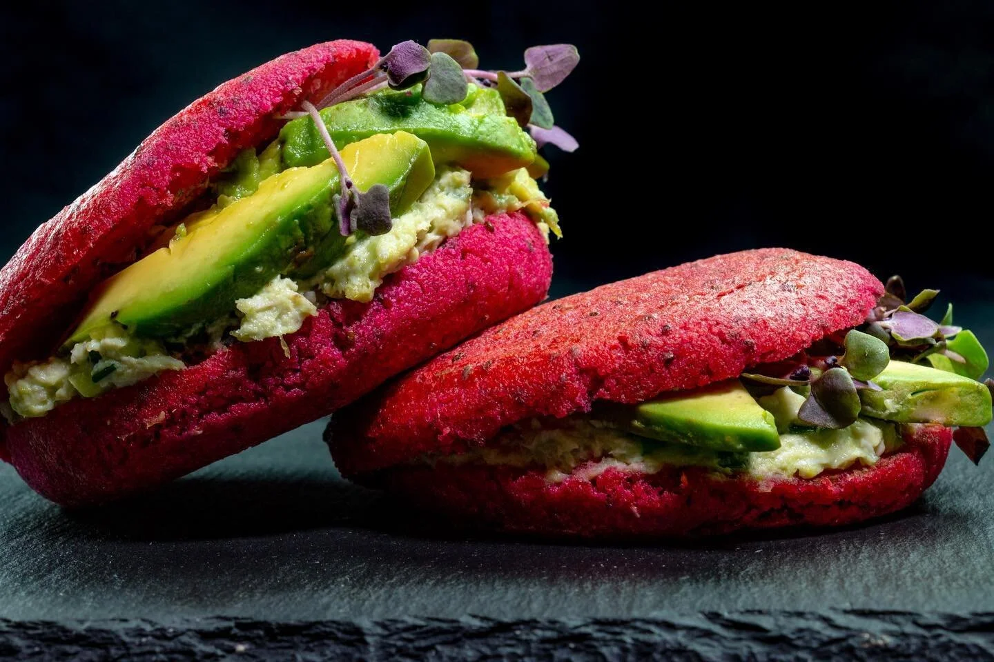Feliz fin de semana y no dejes de probar nuestro brunch. Estas son las arepitas de remolacha con chia rellenas de pollo y avocado @multiplazapa 💚🥑
#todoavocado
#avoqueen
.
.
.
#avolovers&nbsp;#provocado&nbsp;#avocado&nbsp;#healthyfood&nbsp;#avocado