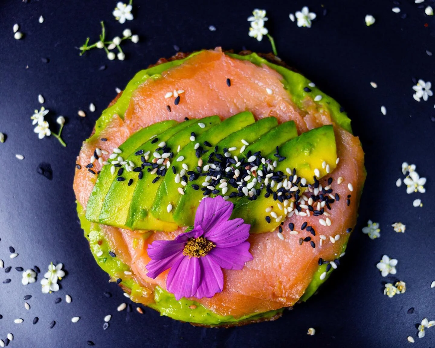 Delicioso crujiente de arroz de sushi con salm&oacute;n ahumado, cremoso de avocado y un abanico de avocado. No te lo puedes perder 💚🥑
#todoavocado
#crunchysalmocado
.
.
.
#avolovers&nbsp;#provocado&nbsp;#avocado&nbsp;#healthyfood&nbsp;#avocadoaddi