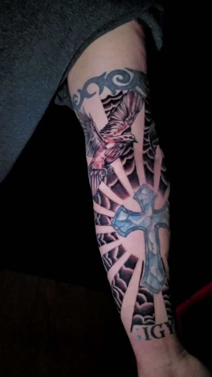 This project was a very fun one to work on, and it's sad to see it come to a close. Mike sat like a champ everytime he came to see me. The cross, armband, and IGY6 are not my work, but I had the pleasure of adding the eagle, American flag, dove, and 
