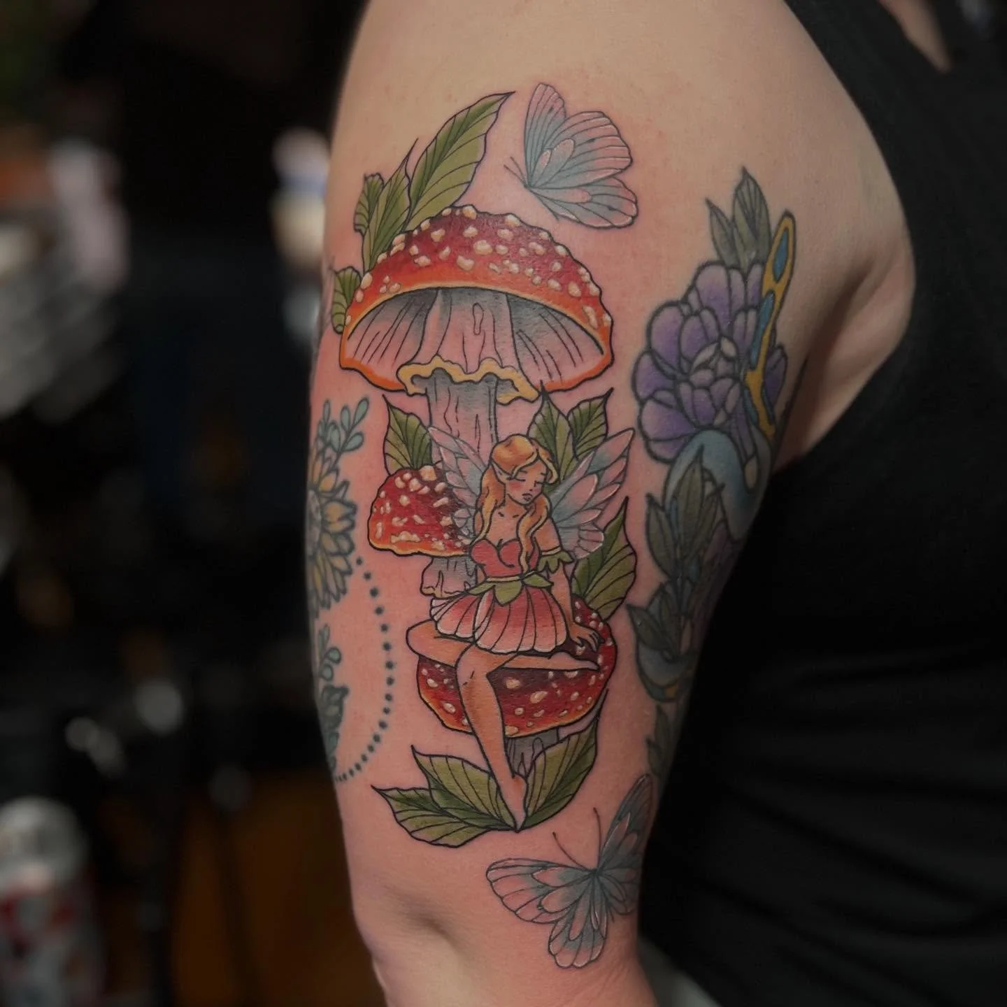 Fairy mushroom tattoo I did today! 

#kansascitytattooartist #traditionaltattoos #crybabytattooproducts #kansascitymo