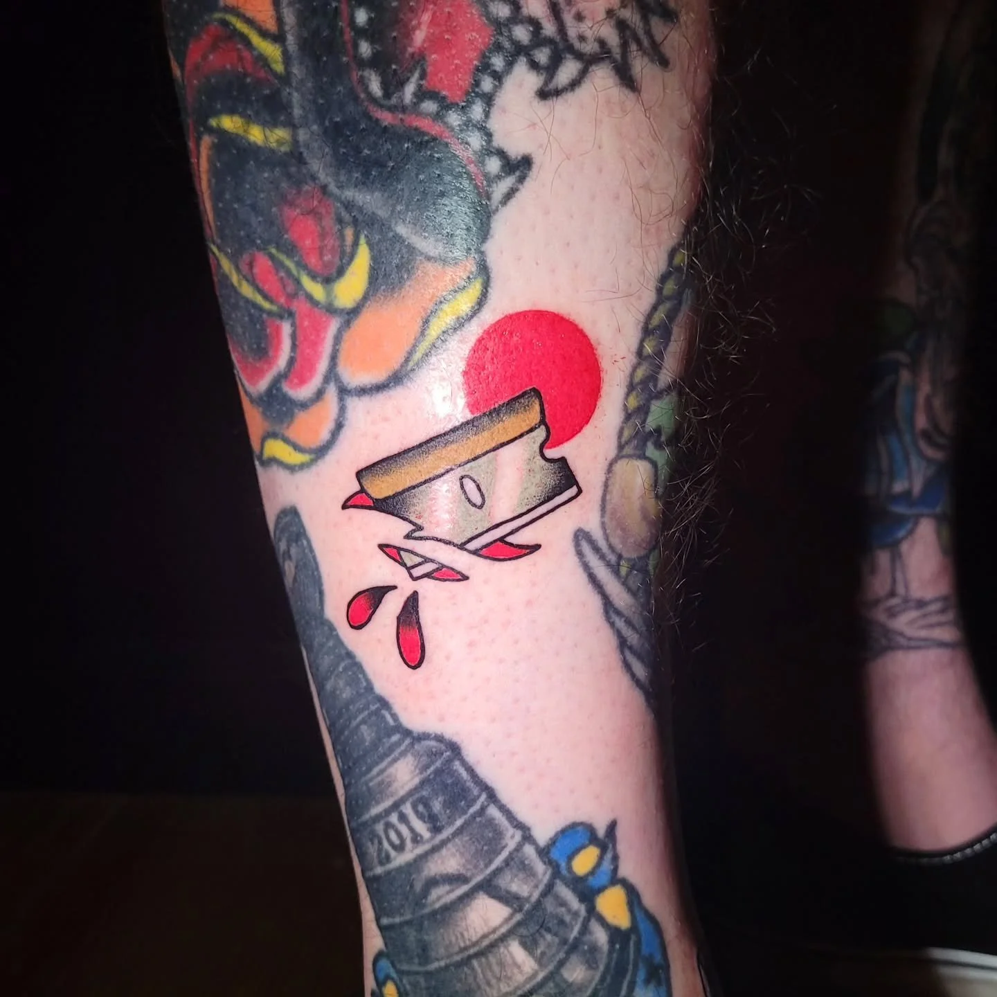 Here's another fun traditional banger! I love doing traditional tattoos, big or small! If you're in the market for one, hit me up. Thanks for looking!

DM or email (in bio) for inquiries and booking.

#traditionaltattoo #colortattoo #kwadronneedles #