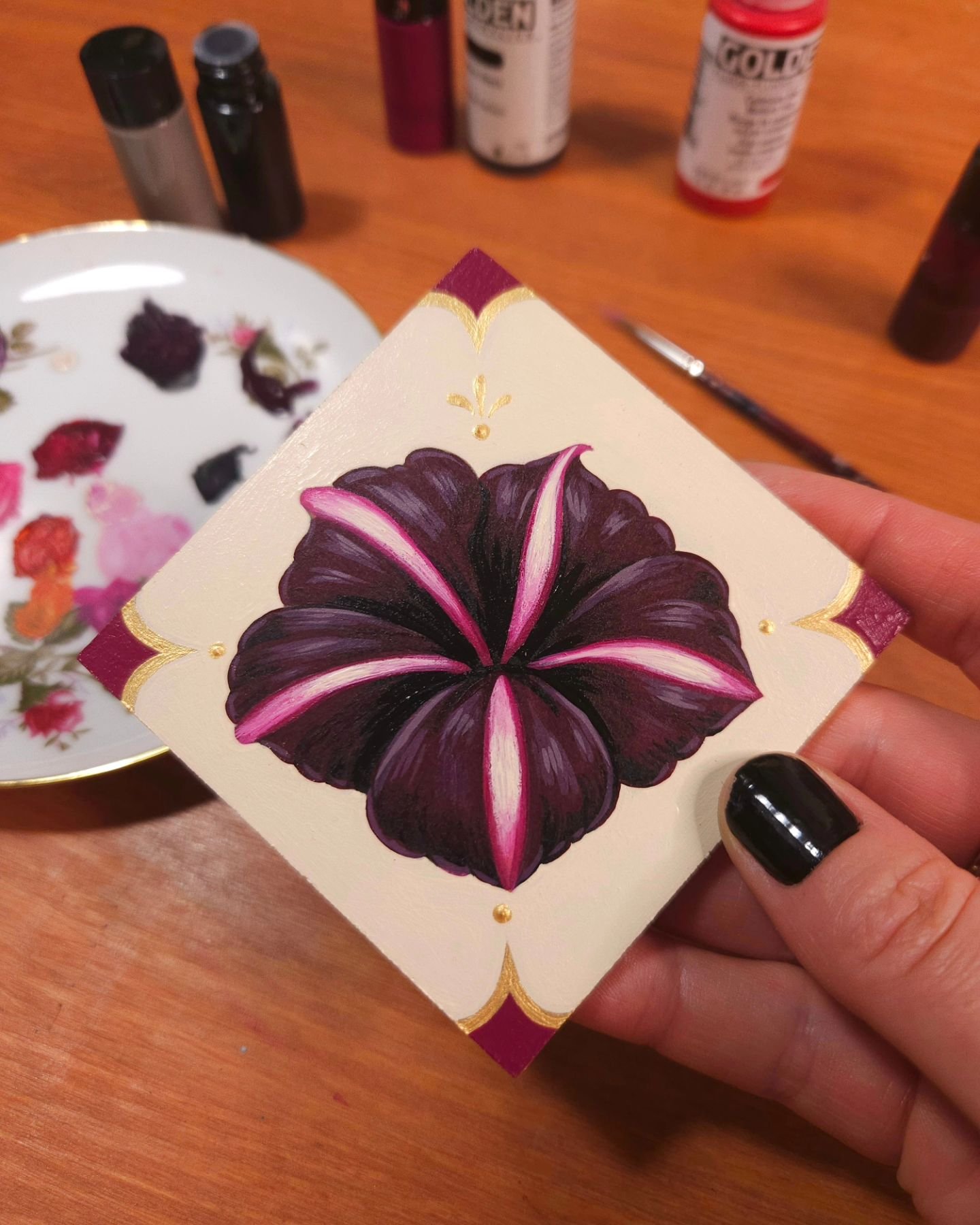 A pinstripe petunia is born! 3 miniatures to go!

#botanicalartlovers #botanicalpainting #floralfantasy #floraldesign #floralartist #floralstilllife