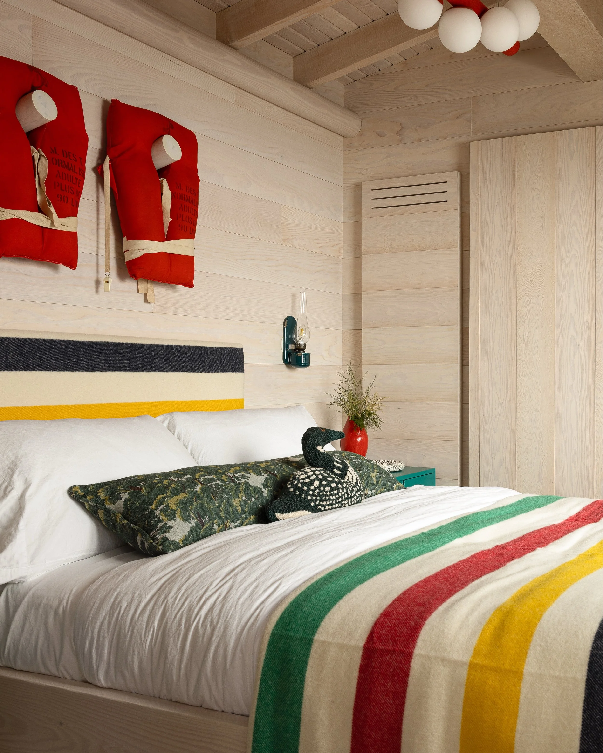 Coziest little cabin you ever did see 🦆.

Luxury Interior Design | Cottage Interior Design | Muskoka Cottage | Lake House Design | Luxury Cottage Design | Vacation Home Design | Bespoke Interiors | Full-Service Interior Design | Residential Interior