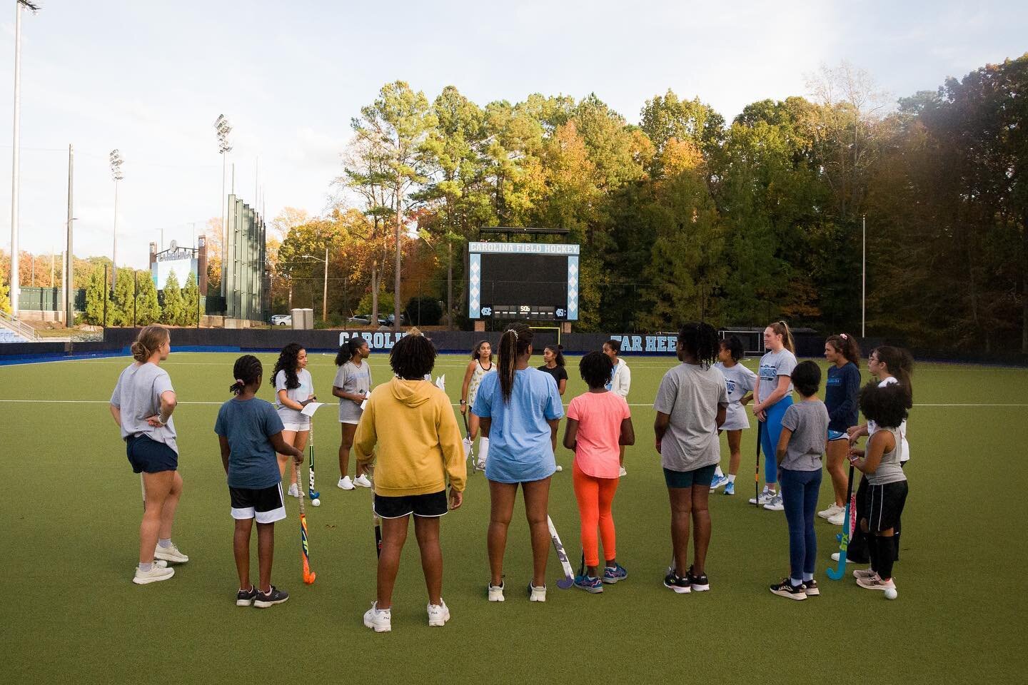 Last weekend, Beyond Our Game hosted our first diversity field hockey clinic in partnership with Evenin&rsquo; Out The Playing Field (@noraxelsayed @valeryorellanaa)! 

It was incredible to see a field hockey field with young women from so many uniqu