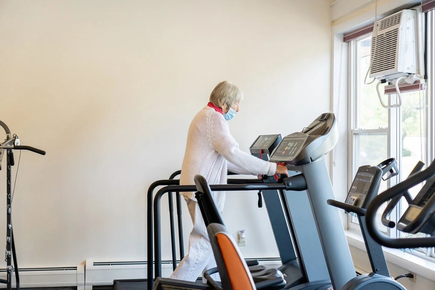 Although we don&rsquo;t encourage holding on to the treadmill, we do love using its heart rate monitoring feature for cardio. ⠀
⠀
Why monitor your heart rate during cardio? ⠀
⠀
Most of the time, we gauge how we feel about a workout subjectively.  Dep