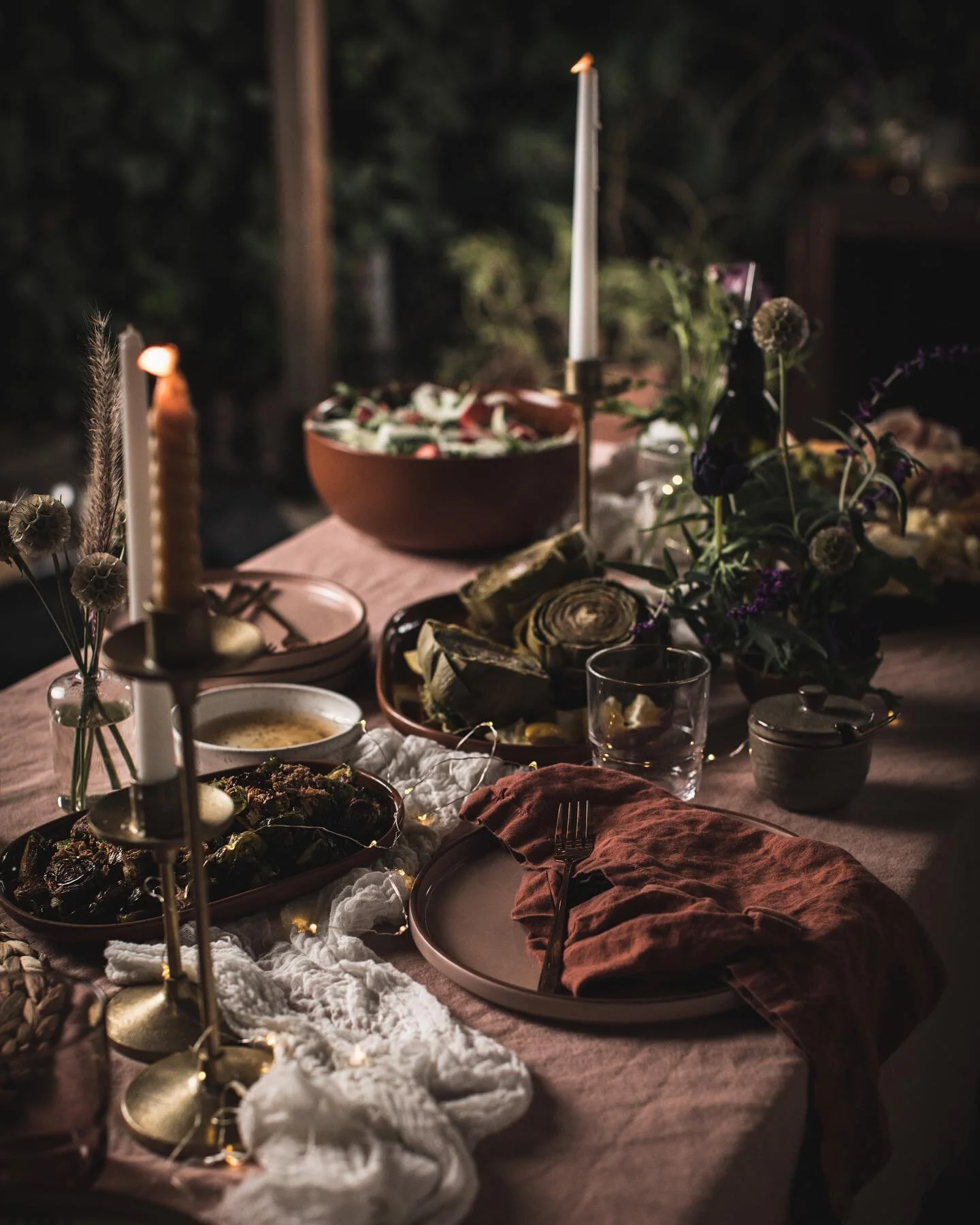 Sunday Supper 🖤 I still have yet to edit all my photos from the LA collab with @leisurefanclub, @riotblooms, @thecrumbblonde and @aniascheiman but this tablescape was so dreamy, I think it needs a place in the feed. And those artichokes 😍