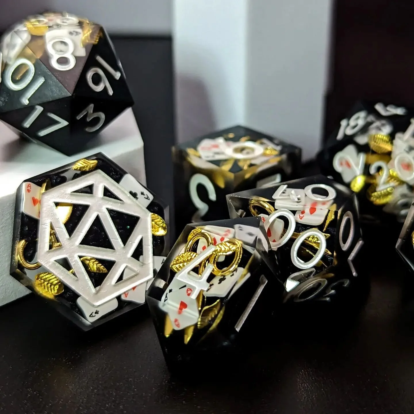 Last shots of this commission set in all its peekaboo finish, polyclay inclusion glory! 🖤✨