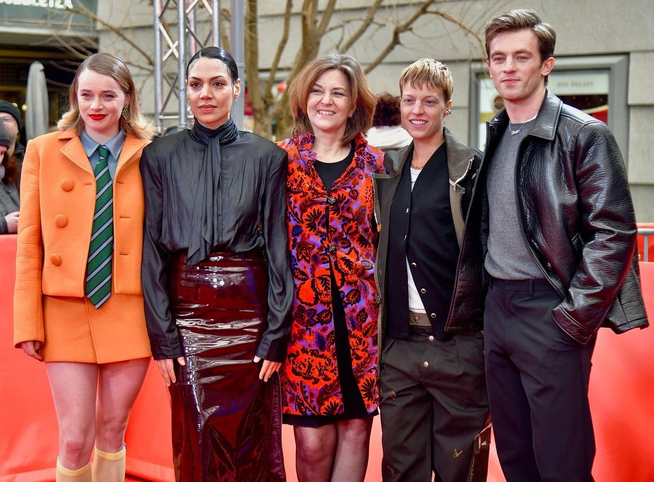 👉 Bei der Premiere von &bdquo;Allegro Pastell&ldquo; 

Das deutsche Drama &bdquo;Allegro Pastell&ldquo; hat auf der Berlinale - Berlin International Film Festival seine Premiere gefeiert. Der Film basiert auf dem gleichnamigen Roman und erz&auml;hlt