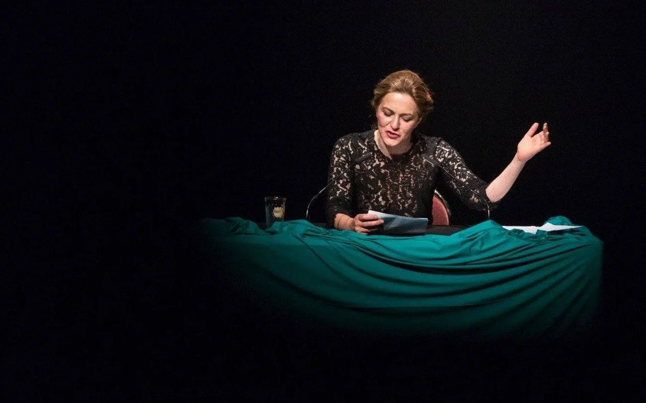 Martina Gedeck liest aus "Die sp&auml;ten Tage" von Natascha Wodin

Die Schriftstellerin Natascha Wodin beschreibt in "Die sp&auml;ten Tage" das hohe Alter ohne Sch&ouml;nf&auml;rberei und thematisiert dabei Schmerz, Einsamkeit un