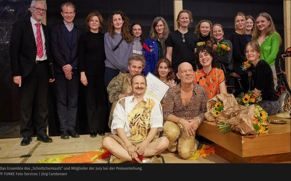 &bdquo;Lieben k&ouml;nnen wir, wenn wir euch zuh&ouml;ren&ldquo;

In der Volksb&uuml;hne ist der Friedrich-Luft-Preis an das St&uuml;ck &bdquo;Der Schnittchenkauf&ldquo; vergeben worden. Wir dokumentieren die Laudatio von Martina Gedeck, Mitglied der