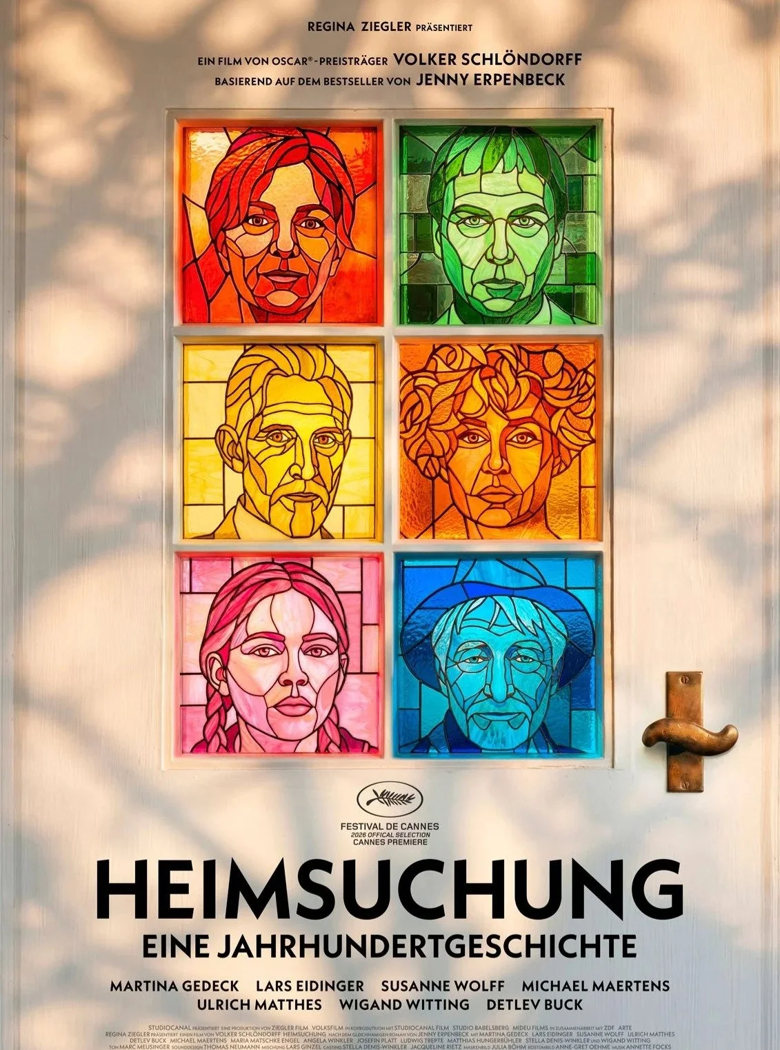 Mit HEIMSUCHUNG &ndash; EINE JAHRHUNDERTGESCHICHTE bringt Meisterregisseur Volker Schl&ouml;ndorff Jenny Erpenbecks gefeierten Bestseller auf die gro&szlig;e Leinwand. Der Film feiert diesen Mai seine Weltpremiere in der Sektion &bdquo;Cannes Premi&e