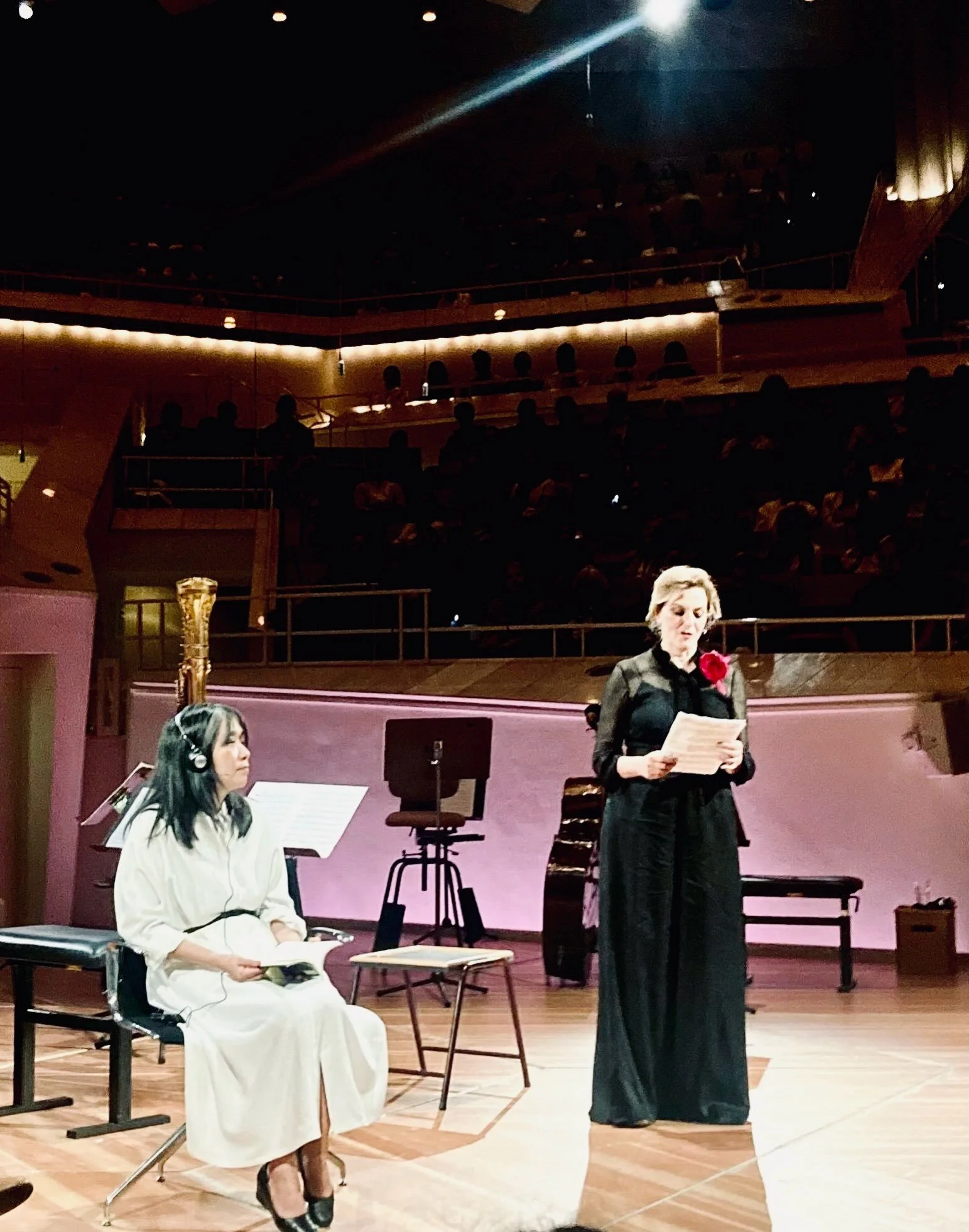 Gestern beim Lesungskonzert in der Philharmonie mit Han Kang (Koreanische Schriftstellerin, Nobelpreistr&auml;gerin) Sie stellte ihr neues Buch vor: Der Goldene Faden&hellip;.es war sehr sch&ouml;n.