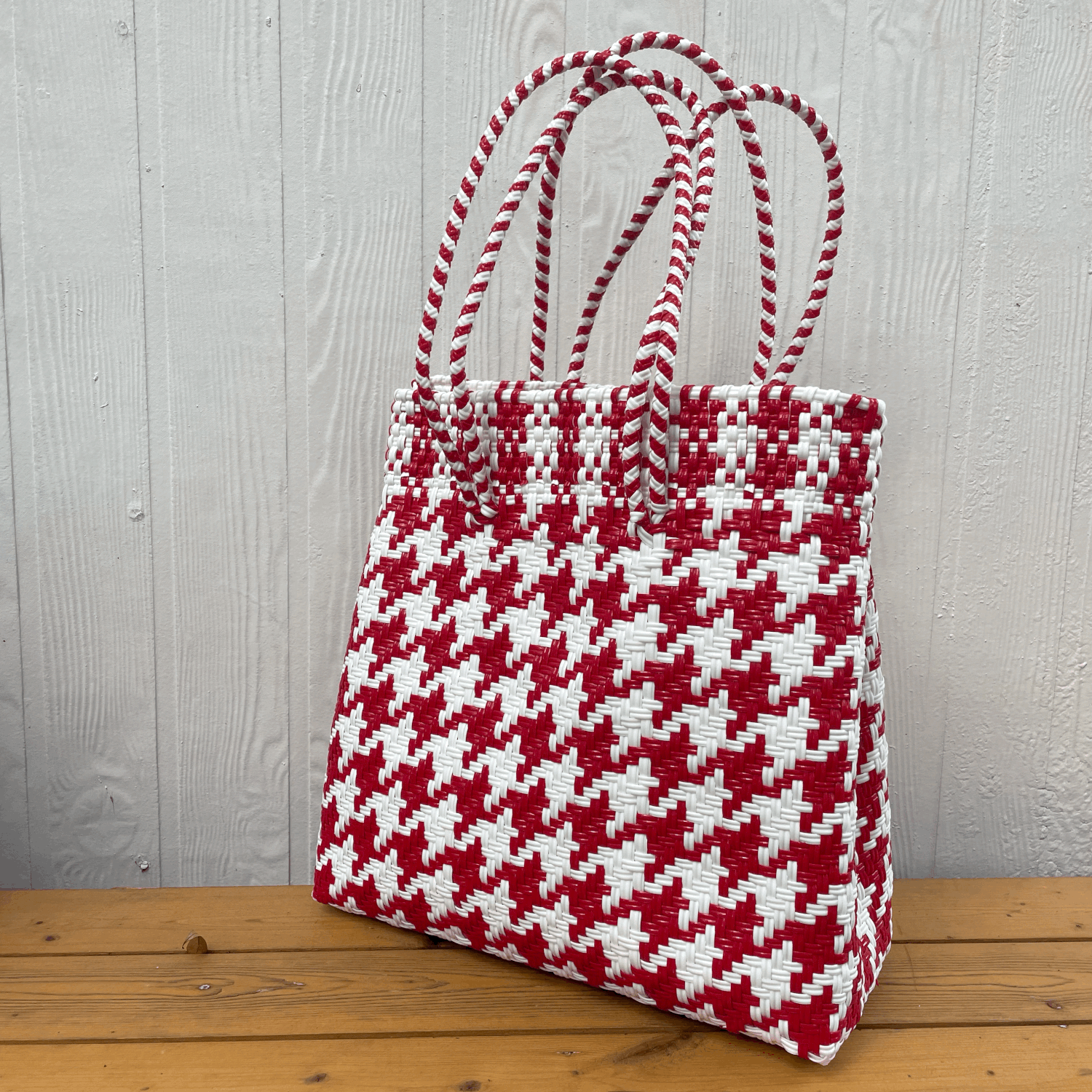 Red and white striped tote bag – stylish and durable for everyday use