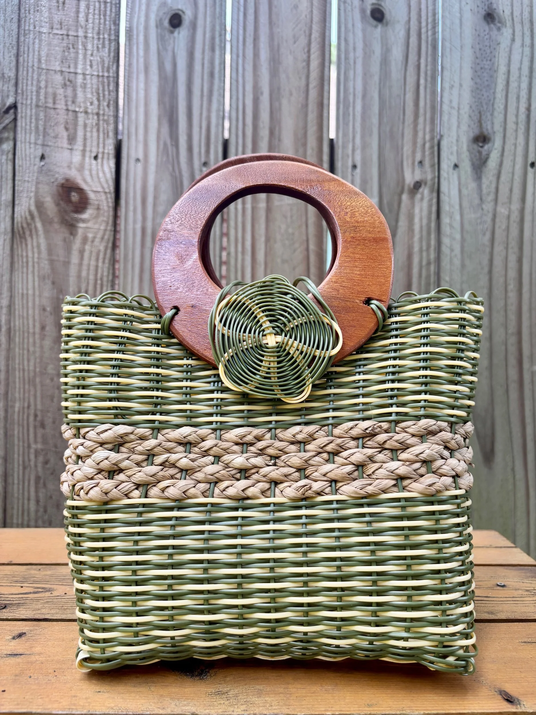 Handwoven handbag olive green.