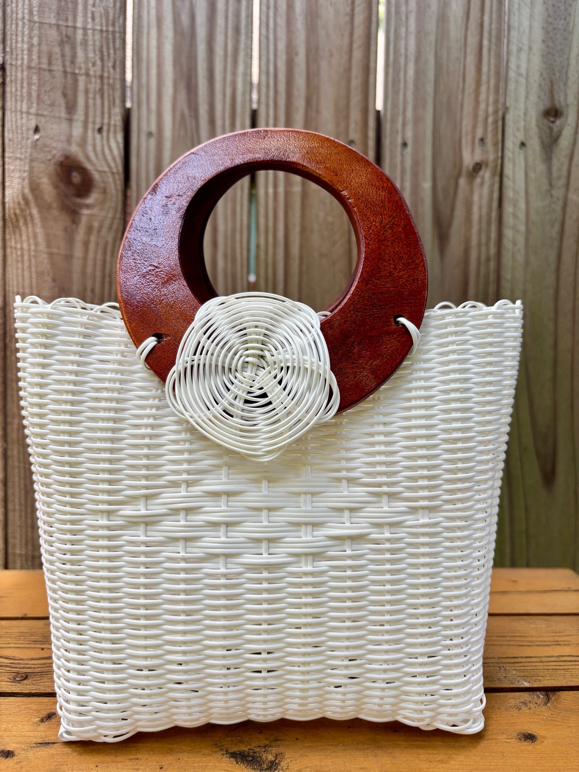 white handbag with wood handle