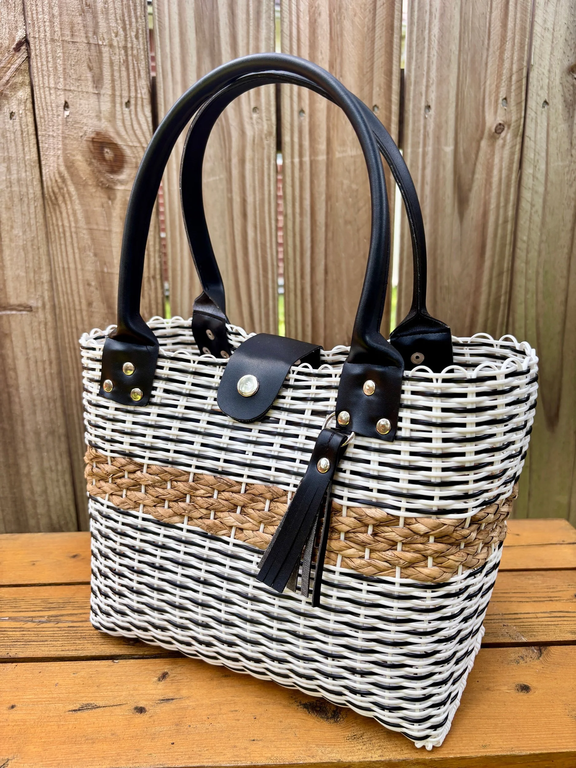 Handwoven bag with vegan leather handle
