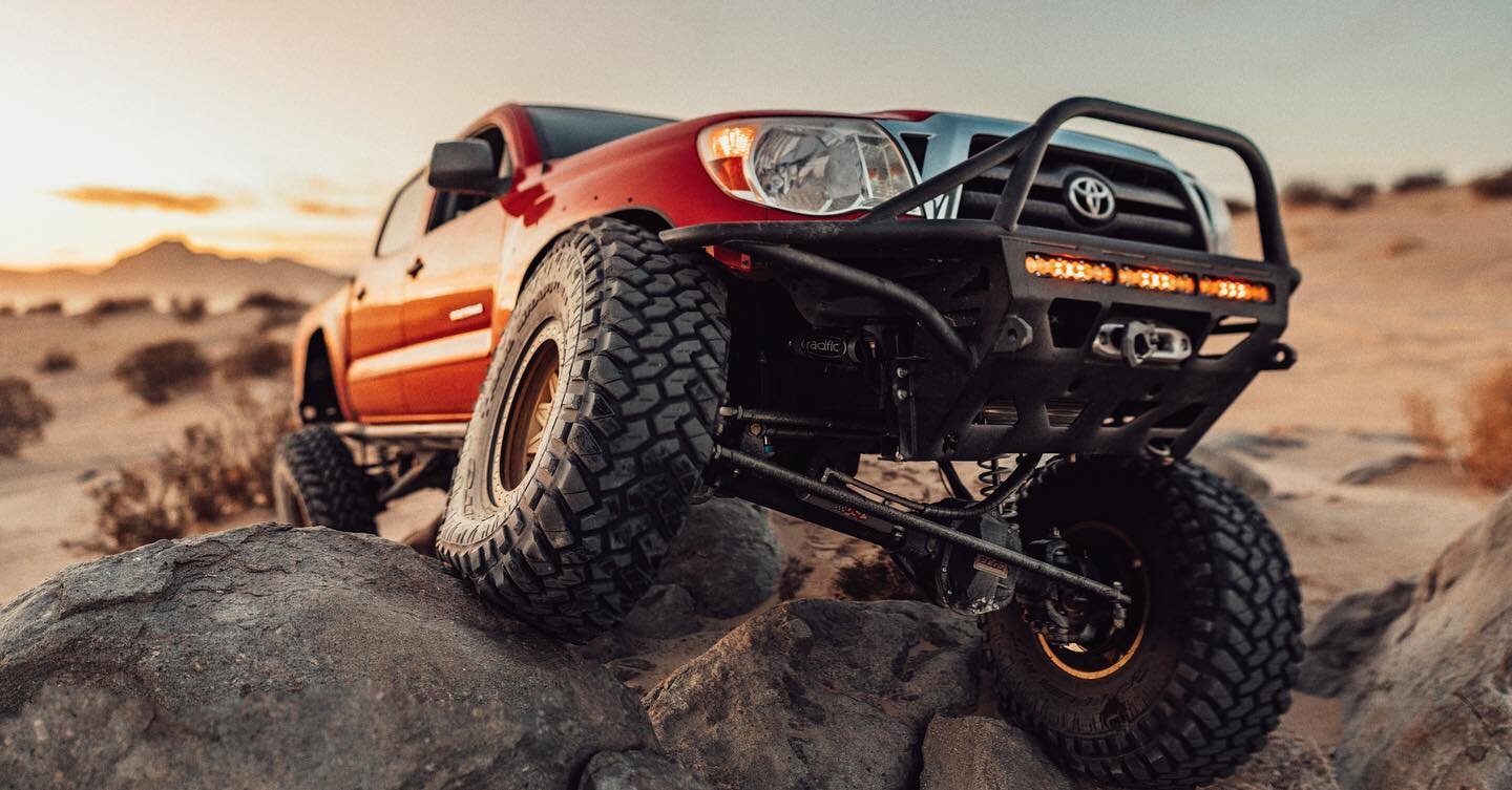 Golden hour is definitely the perfect time for glamour shots. #martecengineering #martectacomakit #toyota #tacoma #2ndgentacoma #teamyukon