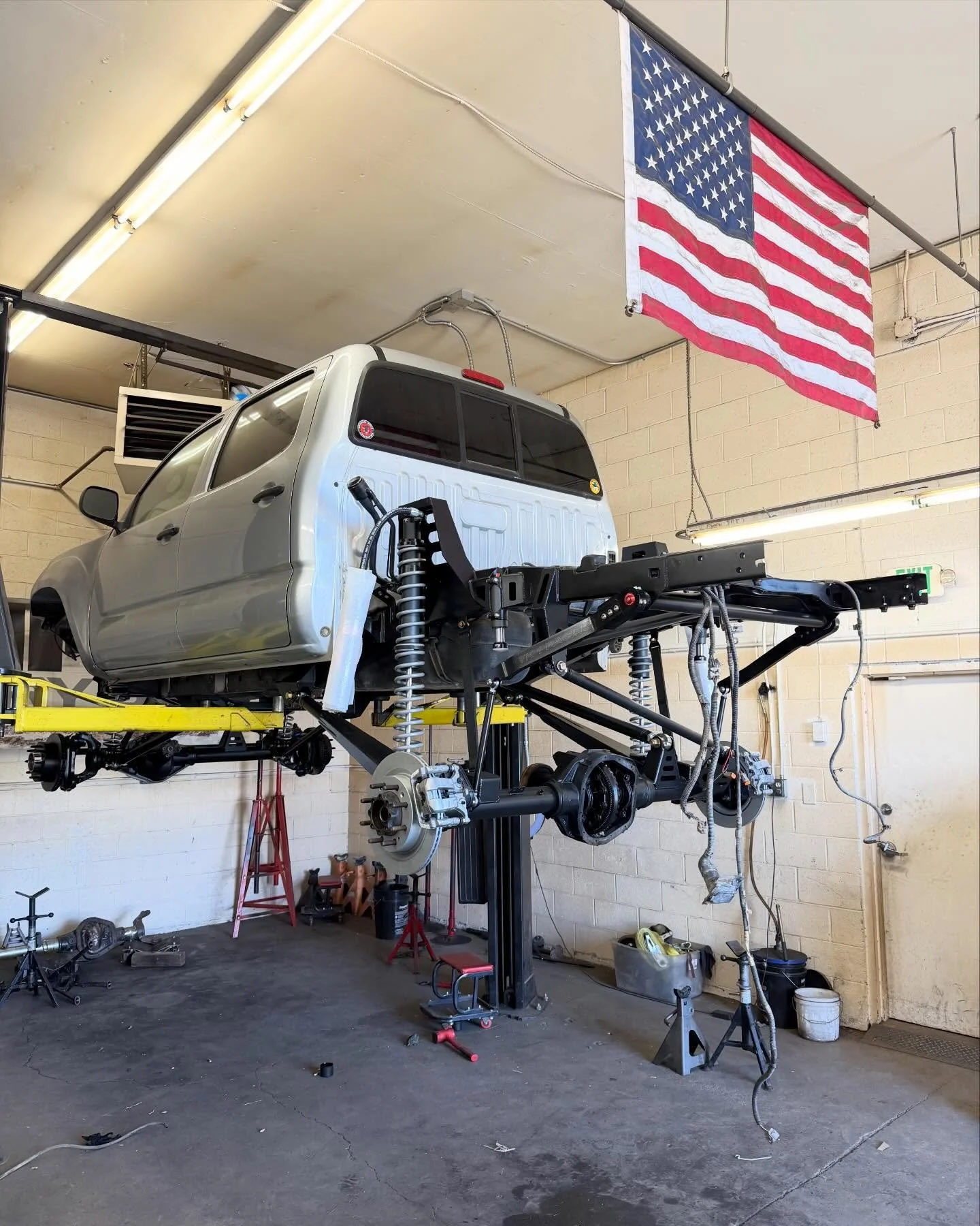 Another 2g tacoma back on the ground. We&rsquo;ll have this buttoned up in time for @tacosontherubicon  #martecengineering #martectacomakit #toyota #tacoma #solidaxle
