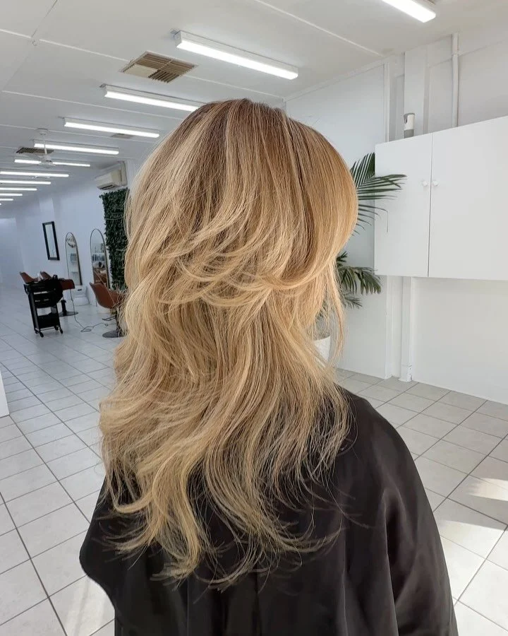 You&rsquo;re sign to ADD LAYERS at your next appointment!✨
Layering will add shape, texture and movement!to your hair! Perfect for achieving volume with a bouncy blowout 💋
.
.
.
.
.
.
.
.
.
#glowhairstudiosh #deb_glowhairstudio #effortlesstondes #we