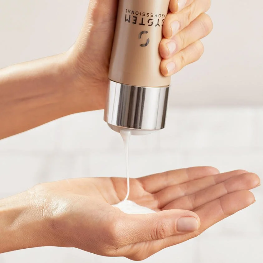 03_PDP_Repair_RepairShampoo_CarouselProductInUse4.jpg