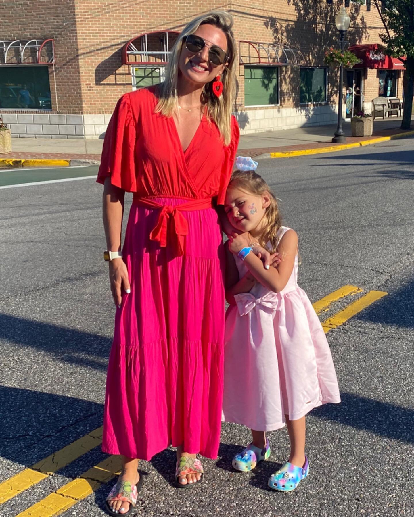 ❤️💖How stinking cute are the colors in this dress paired with my little Sage in her party dress!? ❤️💖
.
Perfect little stroll to town for dinner last night! 🌈❤️
.
Dress is linked on my story! Amazon find!  And tons of colors available! TTS and I&r