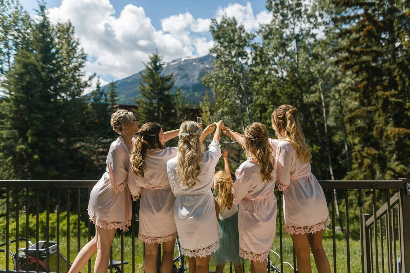 How do brides spend the morning of their wedding? Of course it varies from wedding to wedding, but in our experience it's all about the mimosas, laughs, some tears, and getting ready!

Here are 5 things brides can do the morning of their wedding. 

1