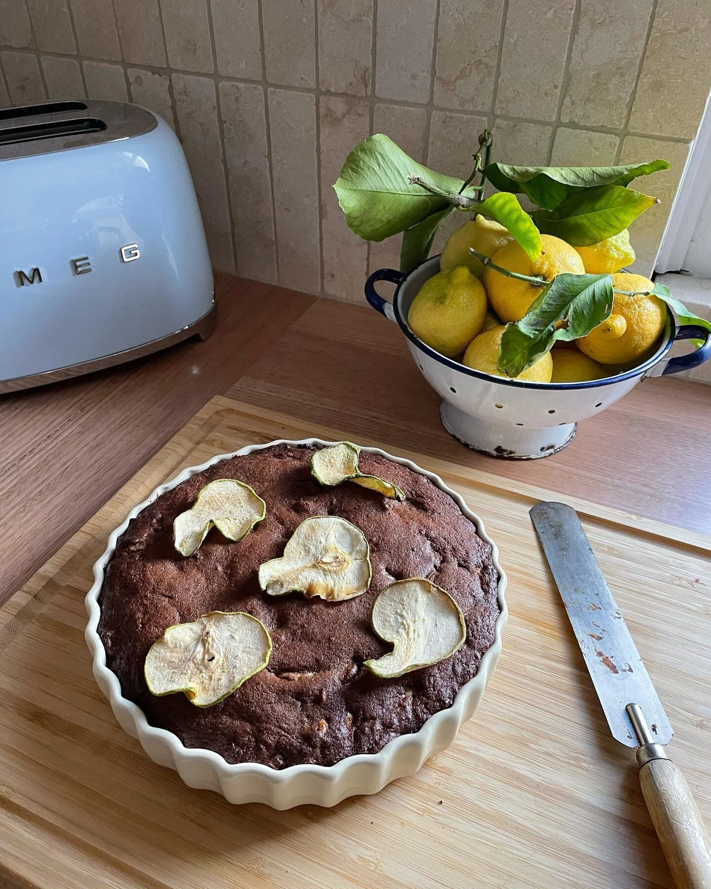 Brownie with pear &hellip; not playing favourites, but pears are beautiful to bake and garnish with. They pair beautifully with richer flavours - chocolate, coffee, caramel &hellip;