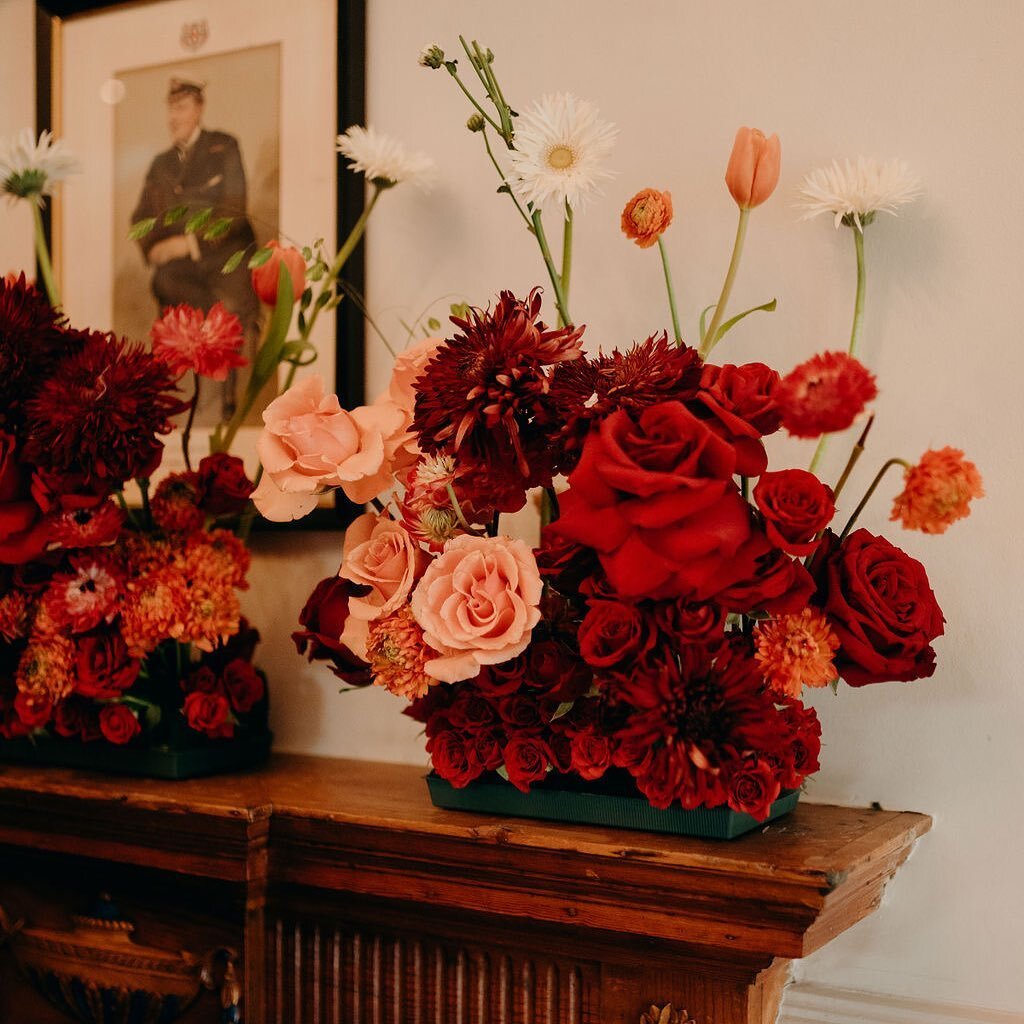 ❤️❤️❤️❤️ sensational shots by @dominikamiechowska_photography of G &amp; J who got married last October at @thamesrowingclub. 

#londonwedding #southlondonwedding #roses #winterwedding #octoberwedding #eastlondonflorist #floral #  #loveroses #roseedi