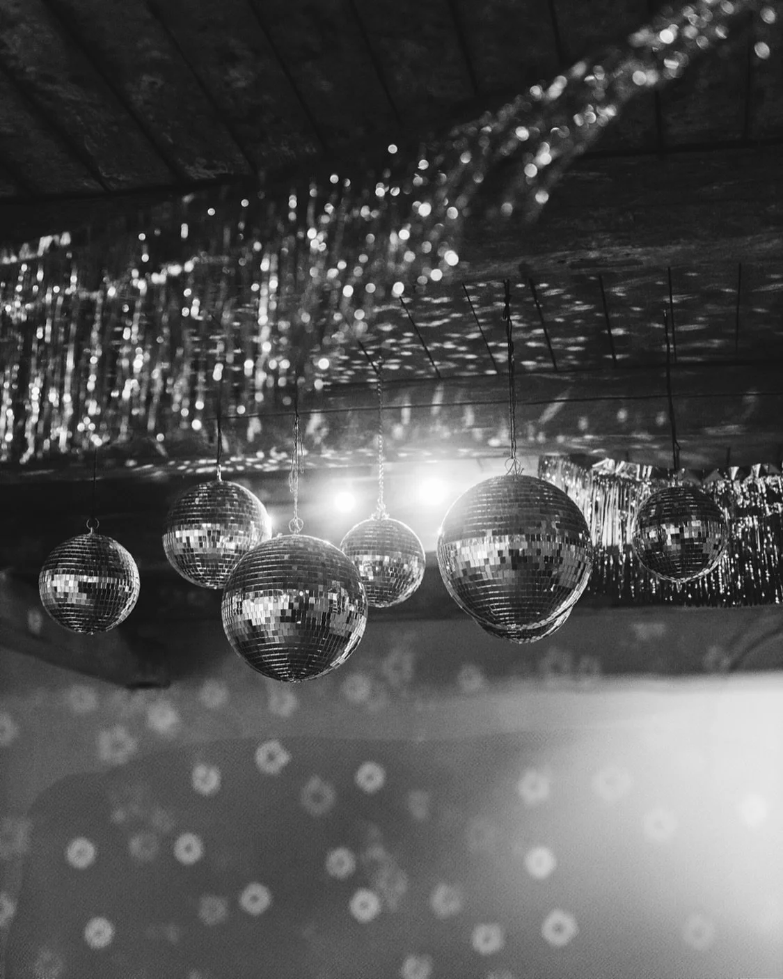 K&auml;nner ni vad jag k&auml;nner? Det b&ouml;rjar bubbla av FREDAGSK&Auml;NSLOR! En ynka liten dag kvar till helg h&ouml;rni! H&aring;ll ut!🙏🏼✨🪩