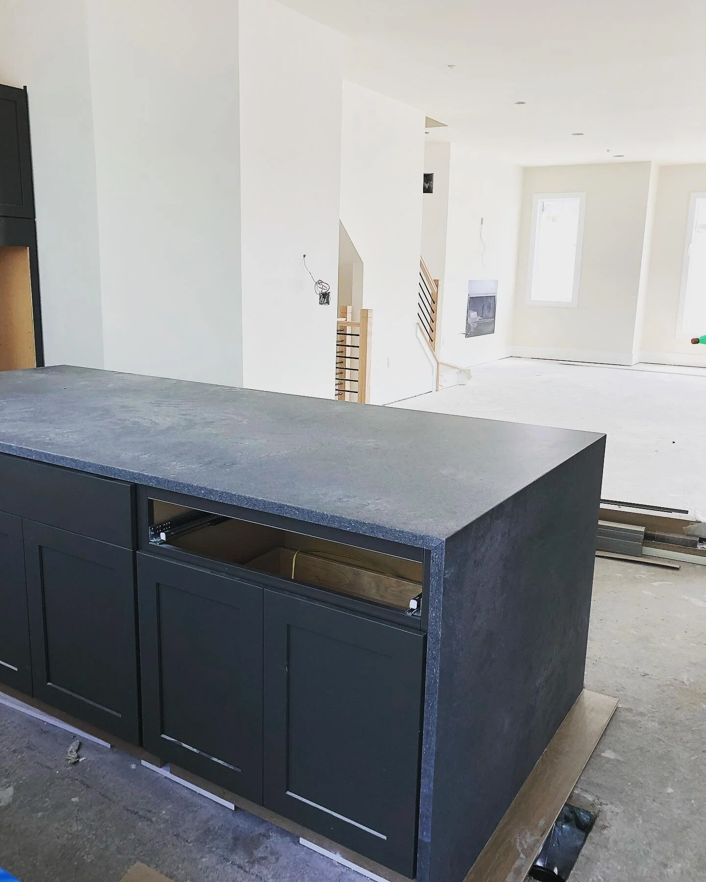 Concrete waterfall install 🖤✨
 
#thayerwoodshomeandstyle 
#tollbrothers #edgeonhudson #loveourclients #kitchendesign #concretecountertops #interiordesign