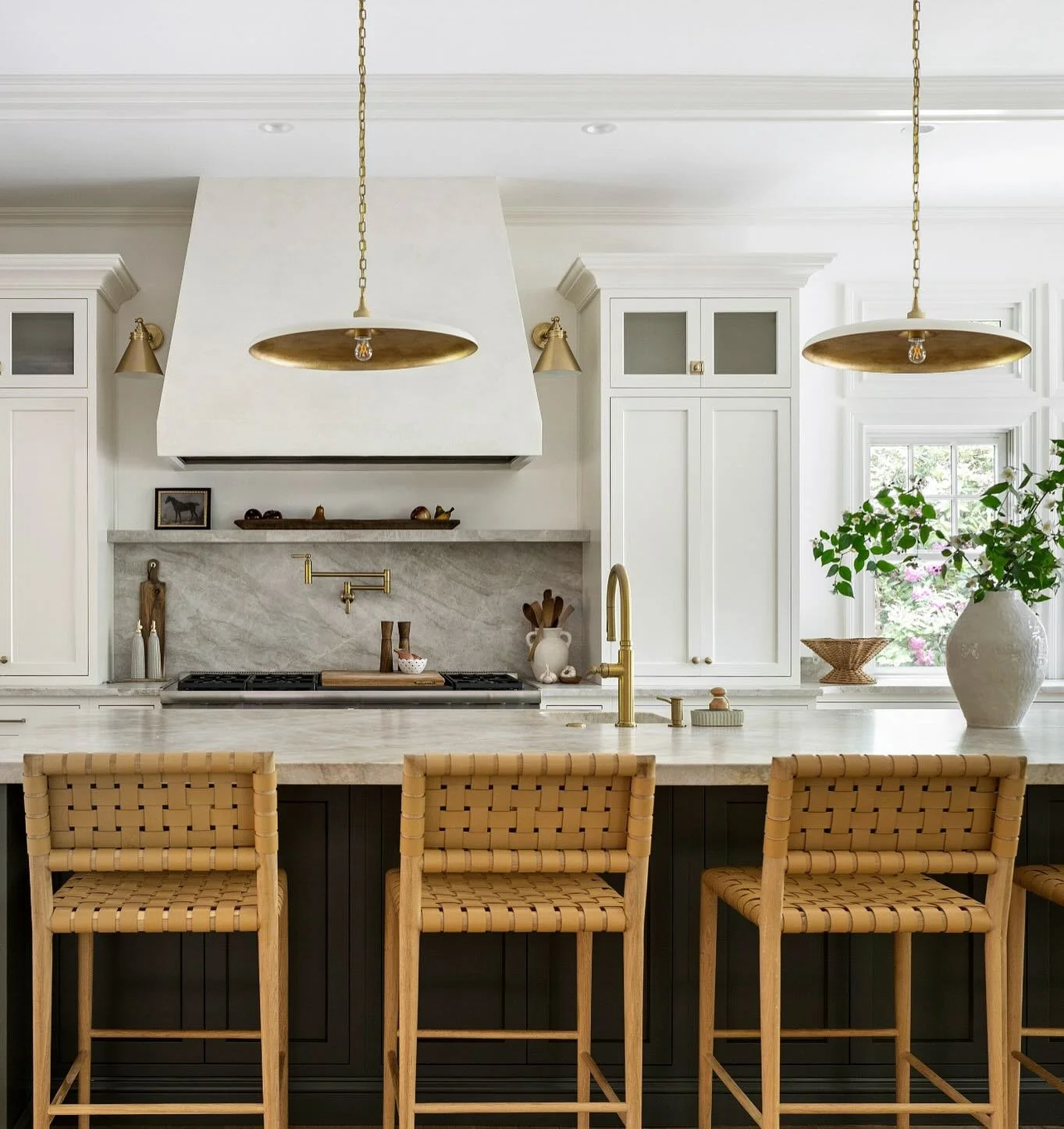 As the cooler weather rolls in, it&rsquo;s the perfect time to gather with friends and family around the kitchen for cozy meals and  great conversation.  This gorgeous kitchen, with its warm palette and rich textures, is made for just that. 🍂

Photo