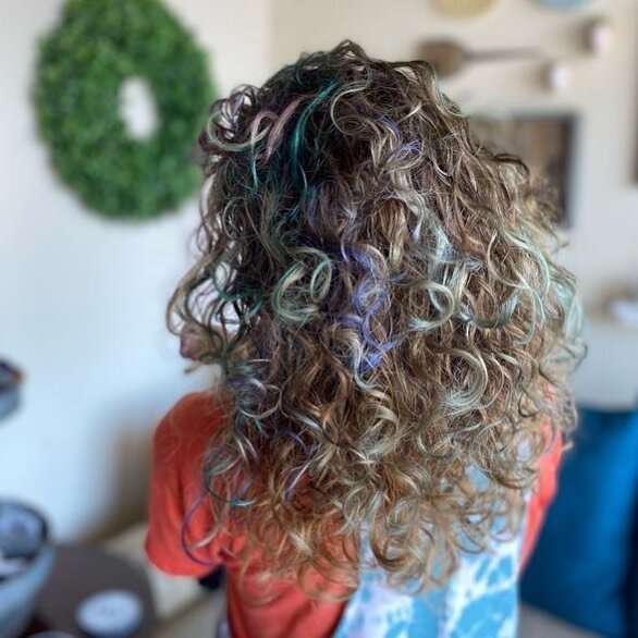 Stunning cool tones blended throughout curls 💜💚💙