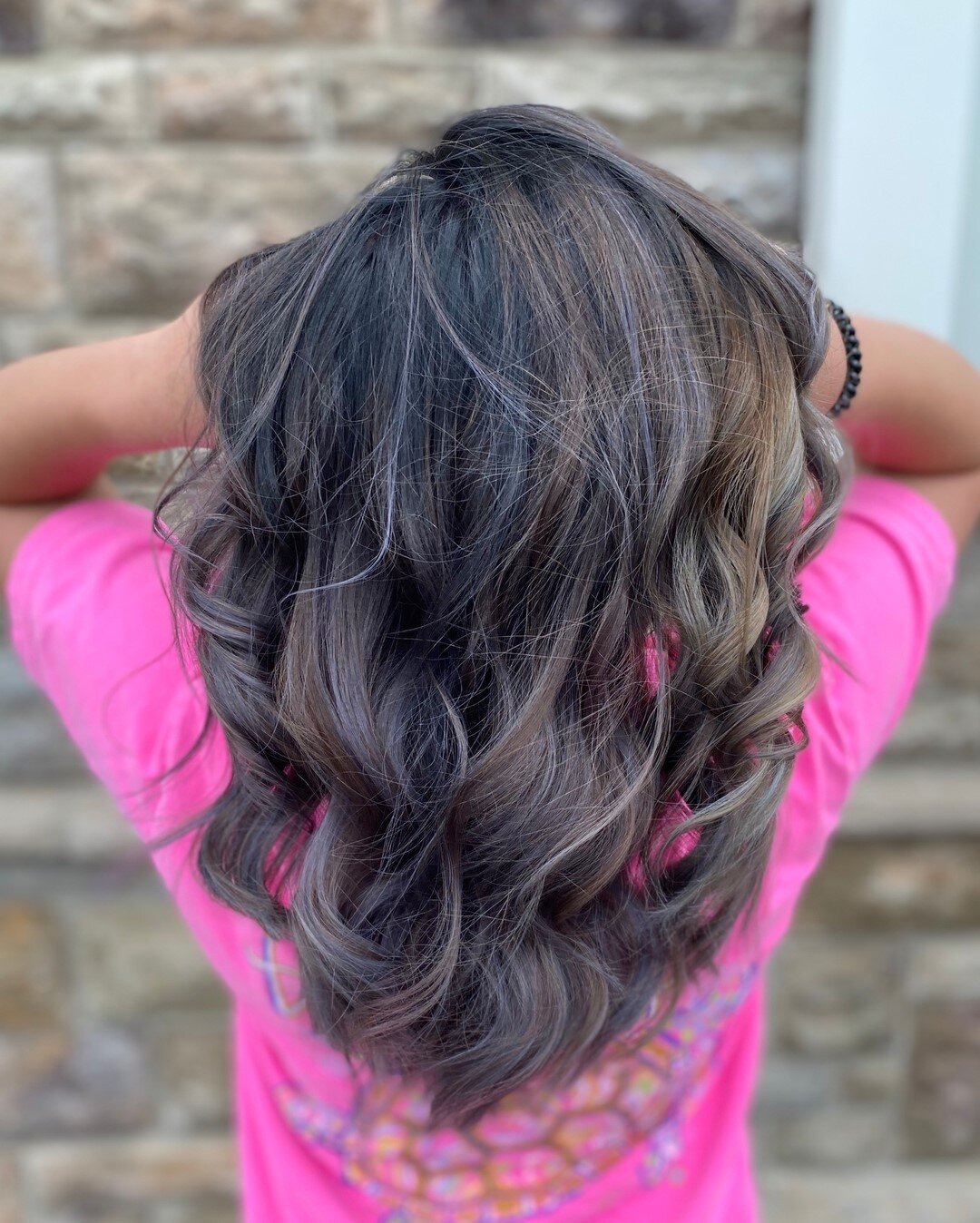 We're seriously loving this subtle color! What would you name this style?? 🦋