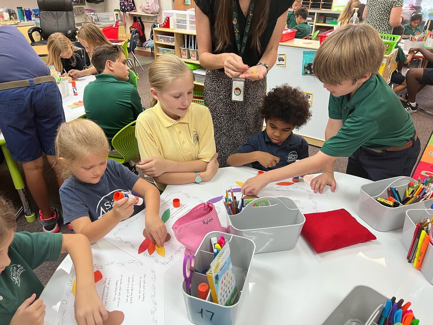 St. Andrew buddies work together to create Thanksgiving projects. #thisisstandrew #catholicschool #buddies #projects #creative #capecoral #swfl #blessed