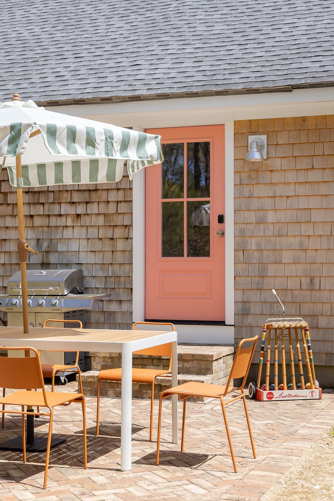 A #preppyhollowhouse fresh take on a cape cod classic