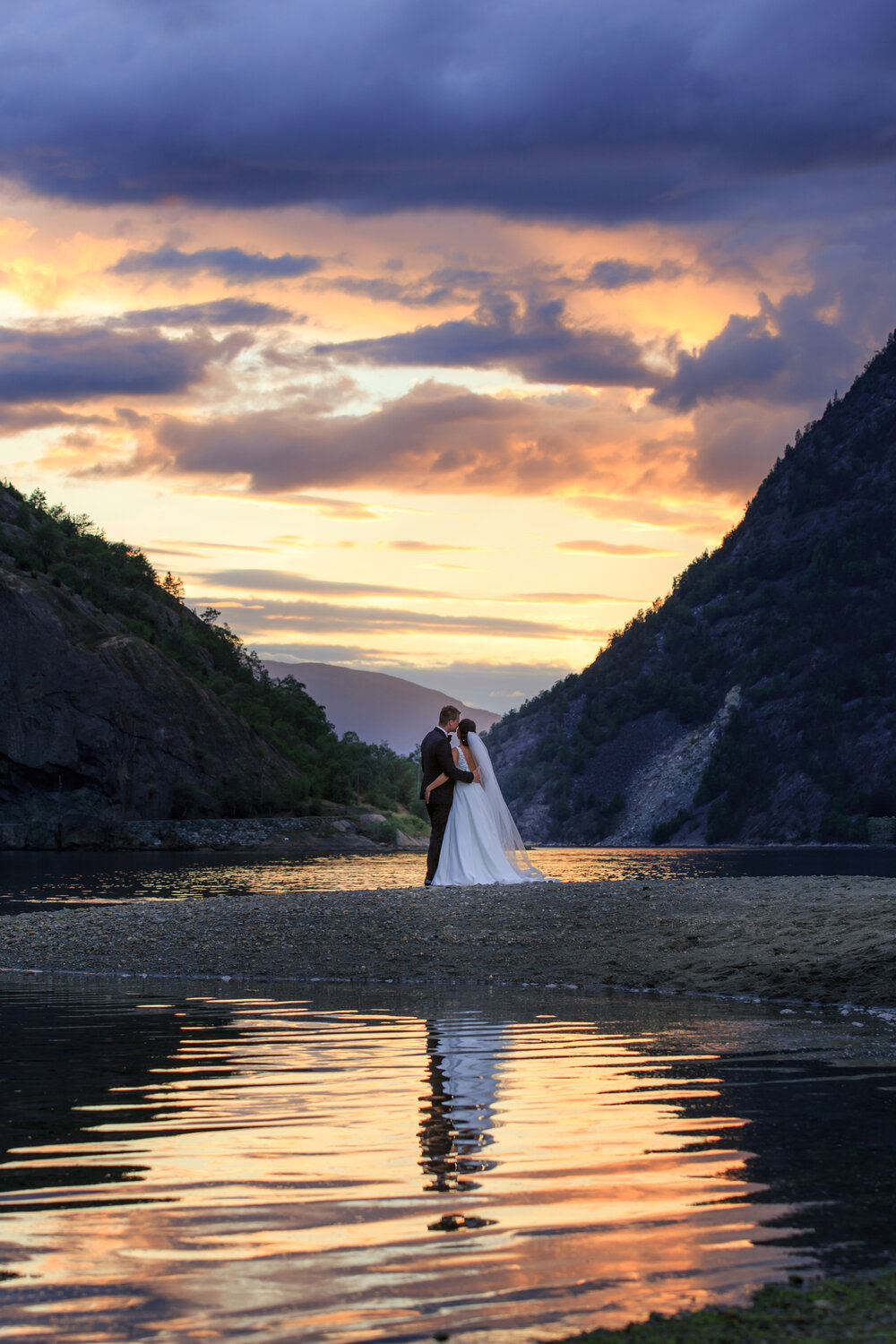 Lærdalsfjorden-Traditional-Norwegian-wedding-with-fjord_and_gardens_2.jpg