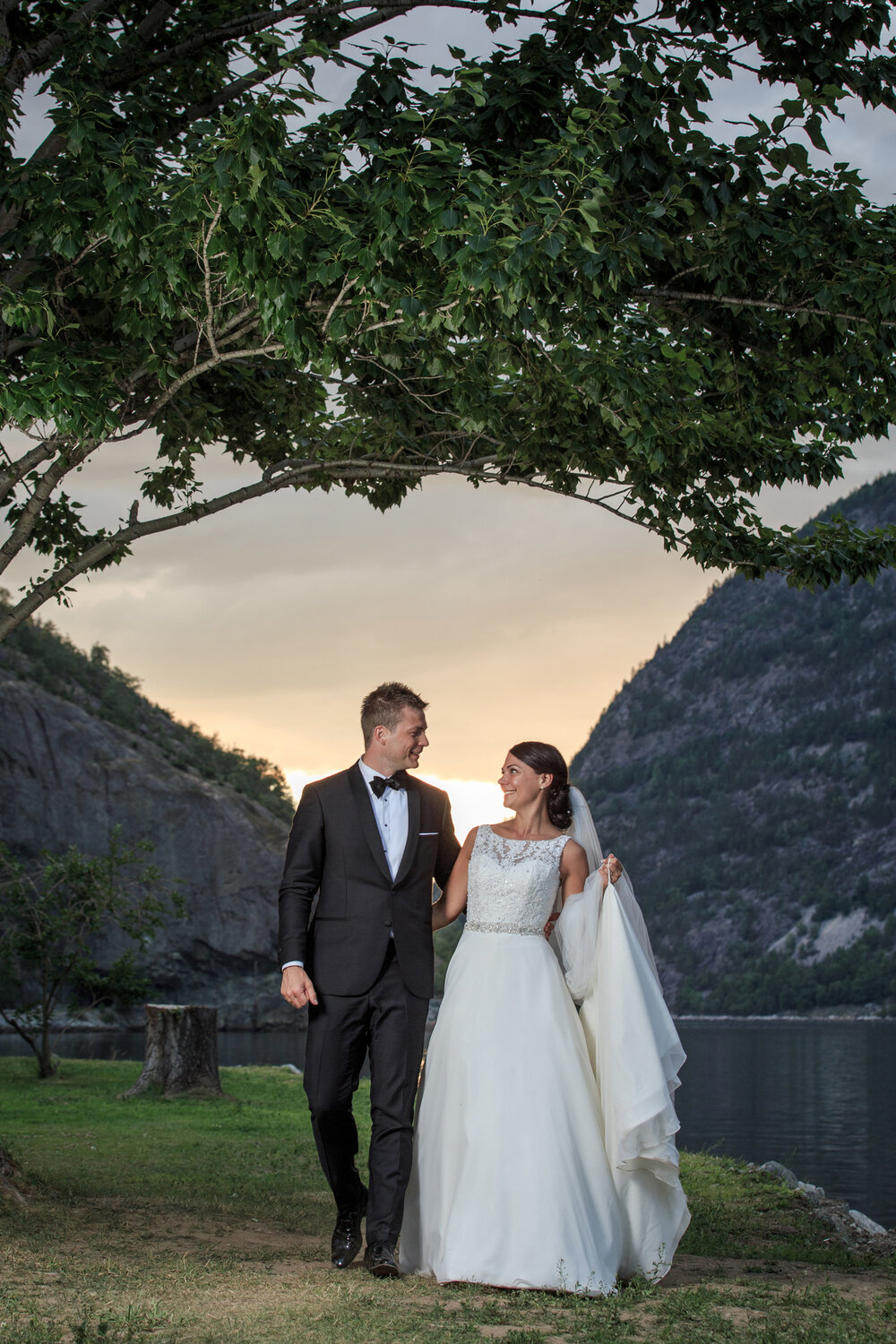 Lærdalsfjorden-Traditional-Norwegian-wedding-with-fjord_and_gardens_3.jpg