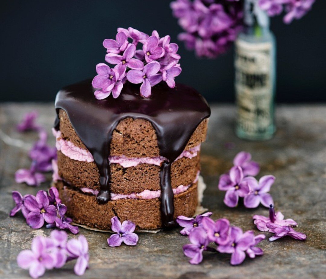 Are you looking for a little Mother's Day inspiration? StockFood photographer and food blogger Lucy Parissi nailed it! Give Mom three of her favorite things in one delightful dish!

1) Your time
2) Chocolate
3) Flowers

What mom wouldn't smile at suc