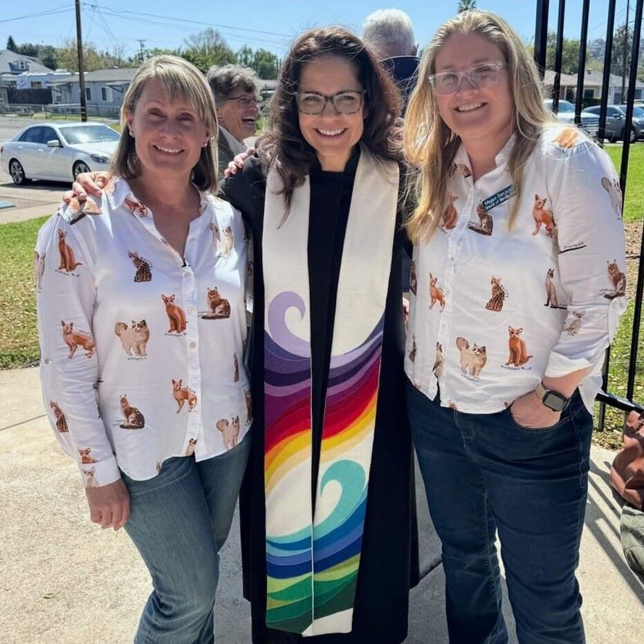 Our Pastor Kim and musical directors, Kathleen and Megan, clearly love their work. Wearing matching cat shirts was the fun today, planned by Megan and Kathleen, while leading us in song.  The dynamic trio plus Cindy, the fourth who got caught in the 