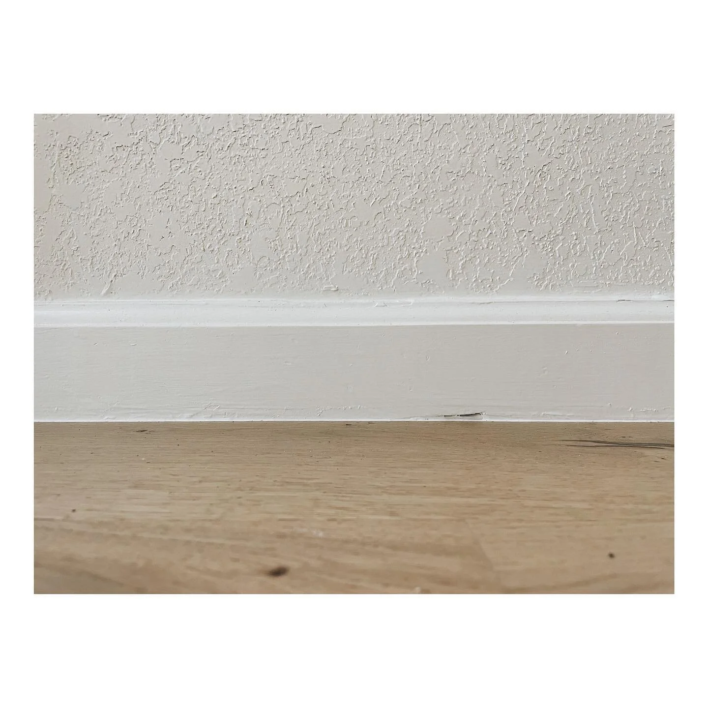 No no no no no. Tiny baseboards + 1980&rsquo;s wall texture = it&rsquo;s a no from us dog. 

This week on @jihan_spearman_spaces we are covering ALL THINGS WALLS!