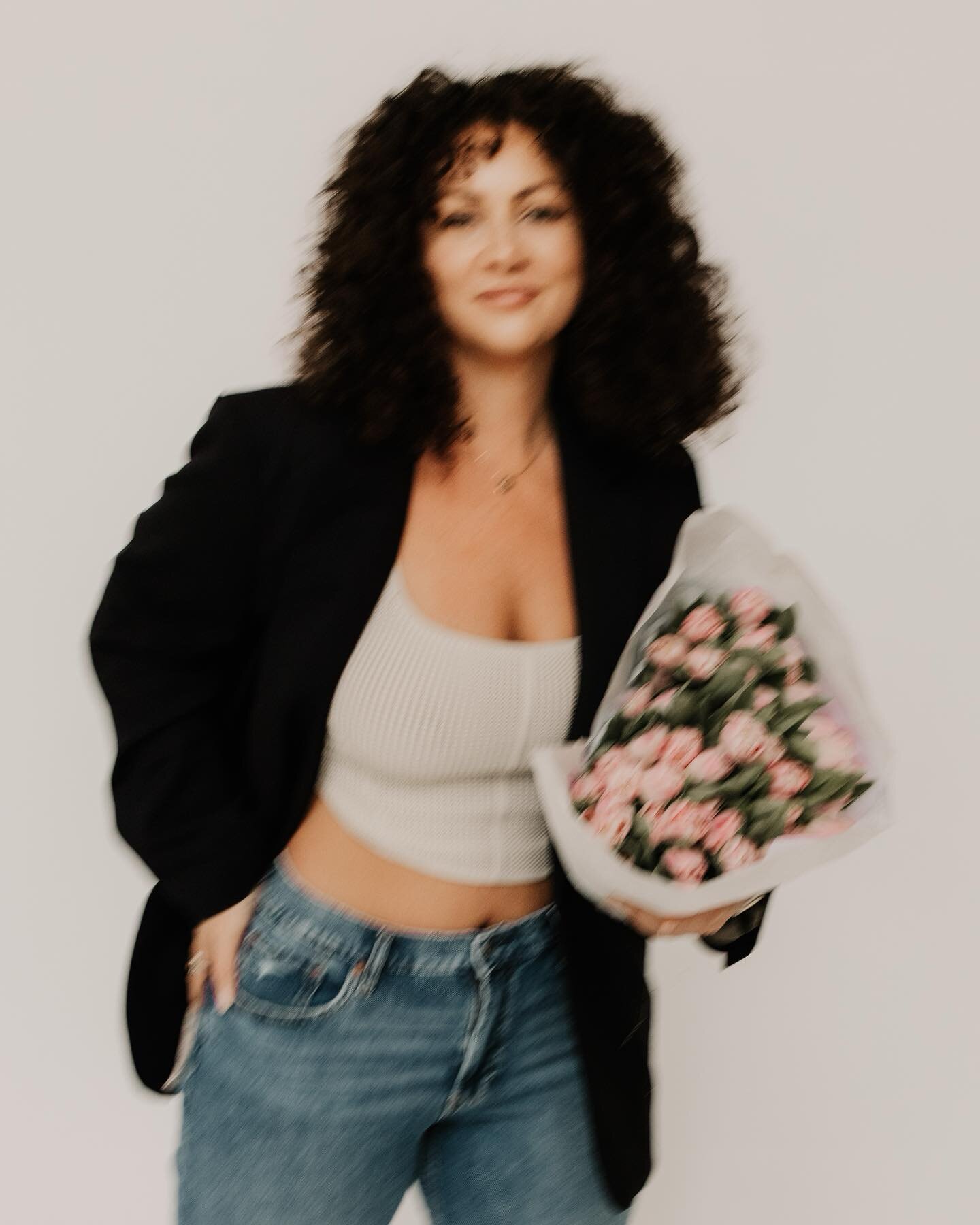 You&rsquo;re damn right she can buy herself flowers 💐 
.
.
Flowers from @zingarofloralperfumery 
Photos by the amazing @kylejoinsonphoto 
Studio @cinderbloc_studio  #selfportrait #selflove