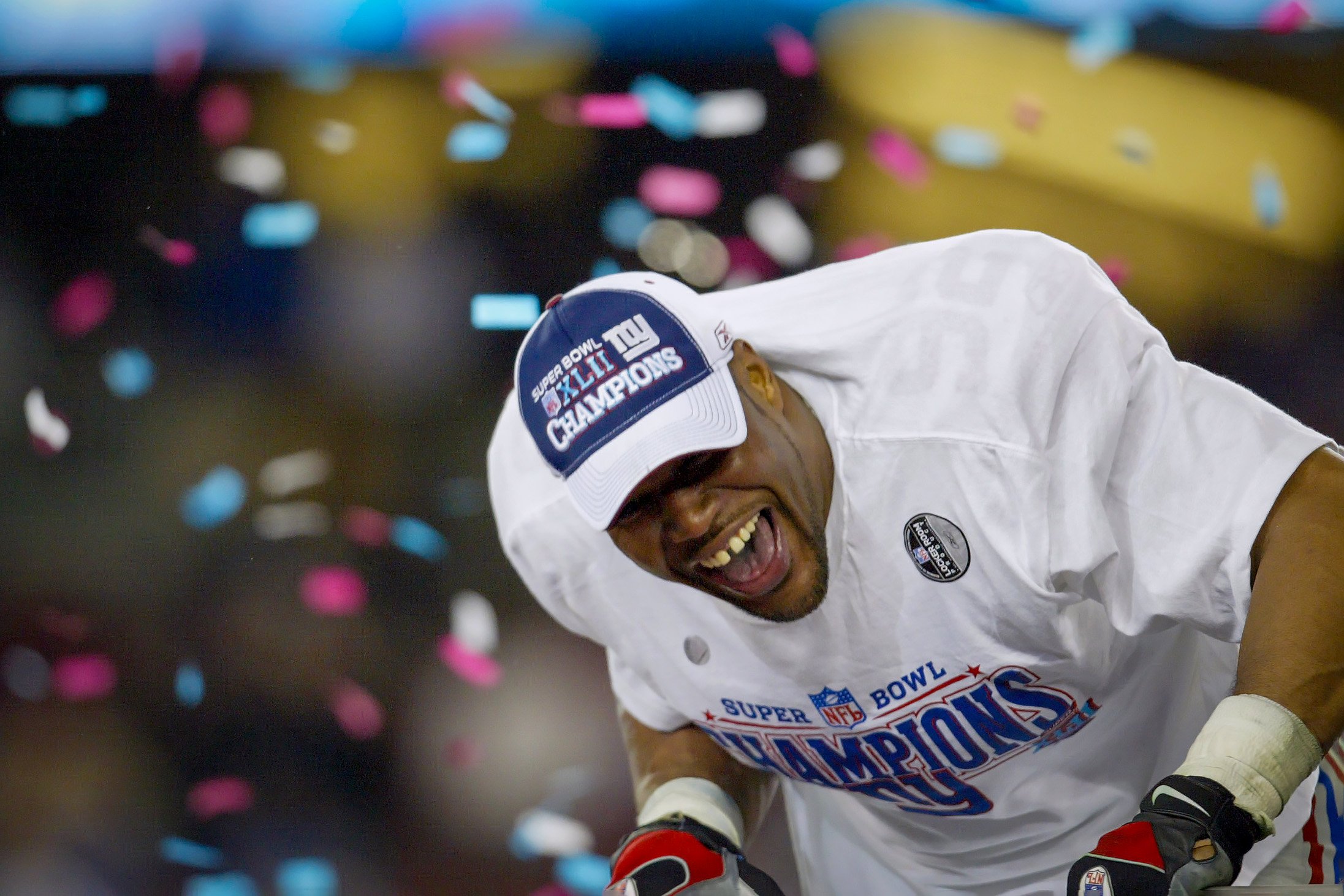 Giants player Michael Strahan celebrates victory.