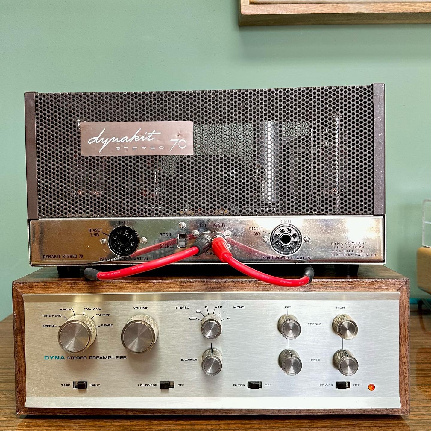 [AVAILABLE] For those of us who know and love vintage tube amps todays offering needs no introduction.
This fully-restored Dynaco ST-70 power amp and PAS-2 preamp are arguably the best selling tube pieces of all time, with 400,000+ confirmed sales by