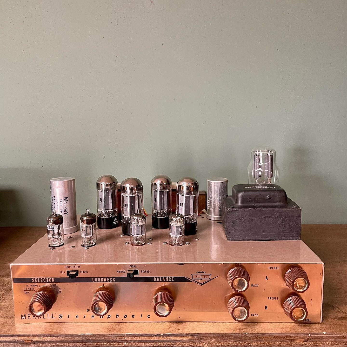[AVAILABLE] For those of you looking to dip your toe in the waters of tube amplification, this Merrell integrated amplifier is a great option.
Pushing a ⚡️MIGHTY⚡️ 15 watts per channel this little powerhouse would be a perfect match for a bedroom, of