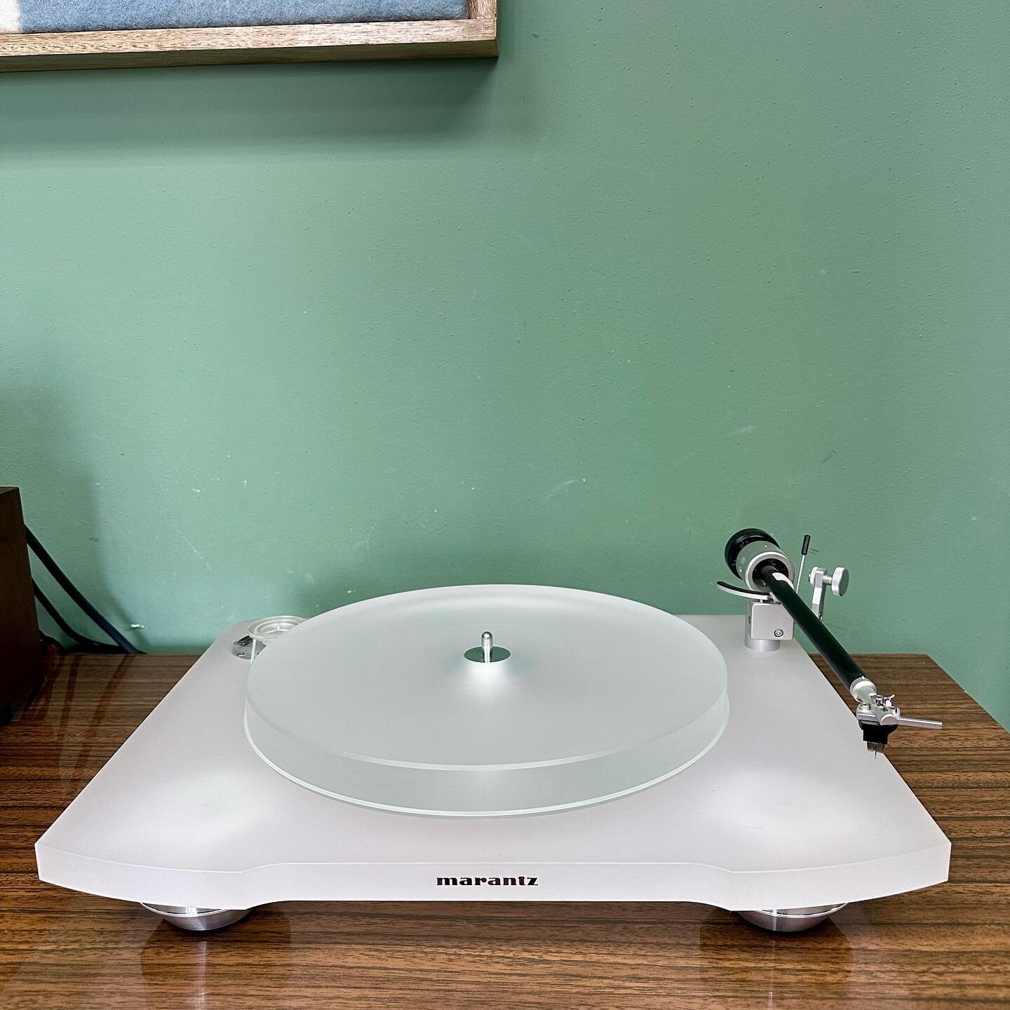 [AVAILABLE] Beautiful contemporary looks meet audiophile functionality in this Marantz TT-15S1 turntable. Made by Clearaudio in Germany, this fully manual belt drive turntable features a Clearaudio Virtuoso Ebony II cartridge (a $1200 value) as well 