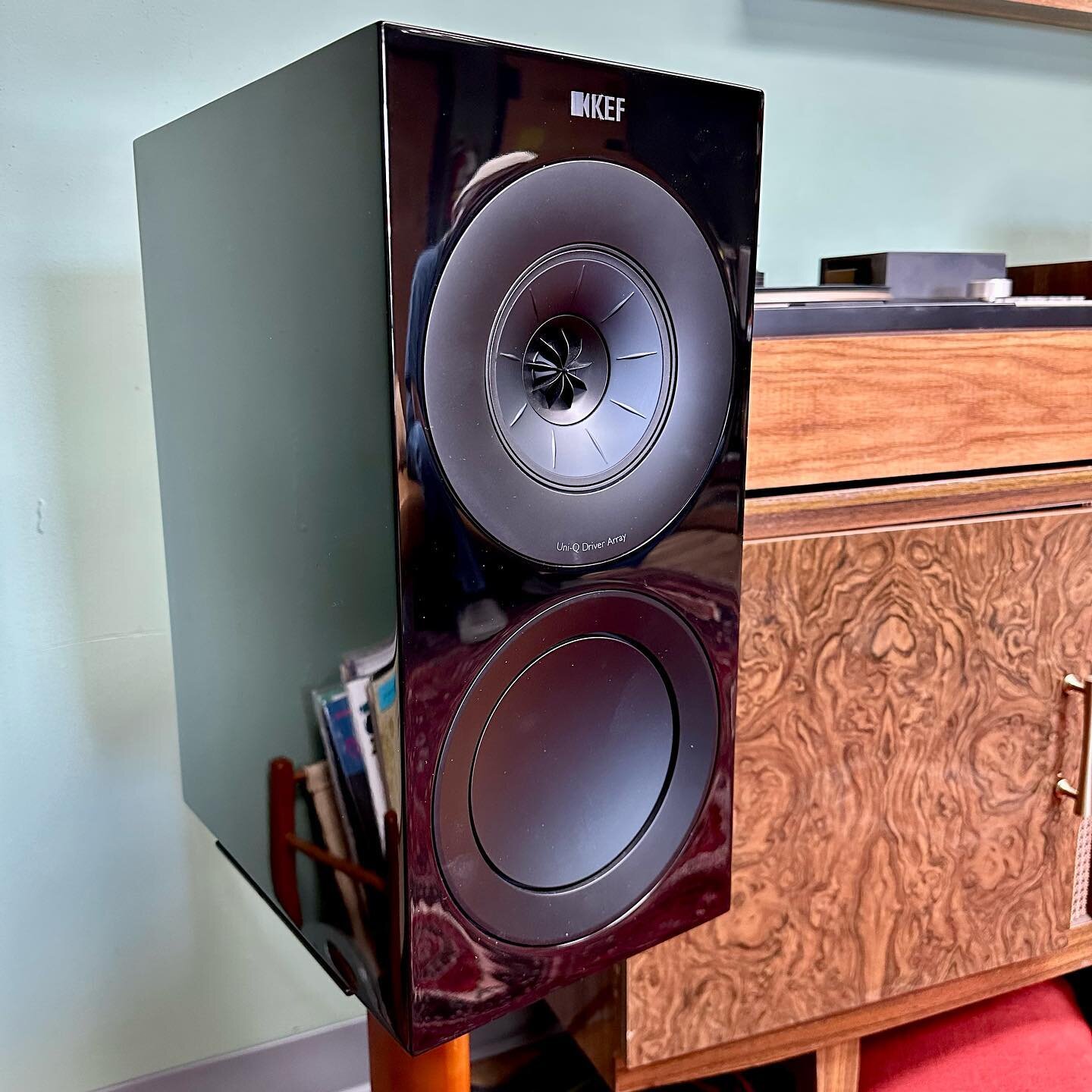 [AVAILABLE] These KEF R3 piano black bookshelf speakers incorporate many technologies developed for the much costlier &ldquo;Reference&rdquo; series and the results are top-quality performance at a fraction of the price.
They are a true 3-way speaker