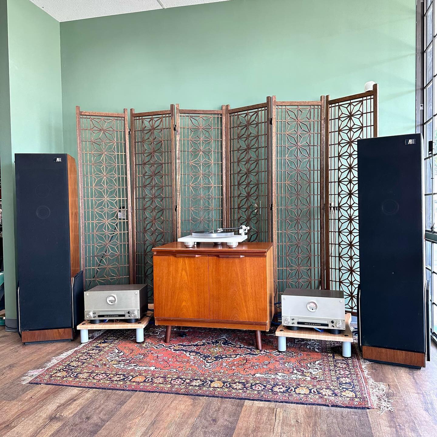 [AVAILABLE] It&rsquo;s time for a new 🔥 front room system and this one is (in our opinion) one of the best we&rsquo;ve ever had!
Starting off with amplification we have a fully restored set of Marantz Model 9 mono blocks. Like our last set, these ha