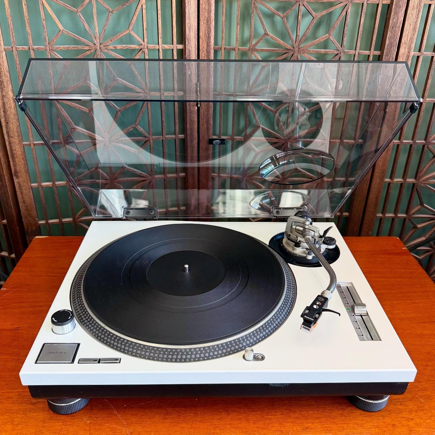 [AVAILABLE] Ask any random person on the street to name a model of turntable and there&rsquo;s a decent chance they&rsquo;ll name the iconic Technics SL-1200--and for good reason. The 1200 is legendary for its rock-solid speed control, ease of use, a