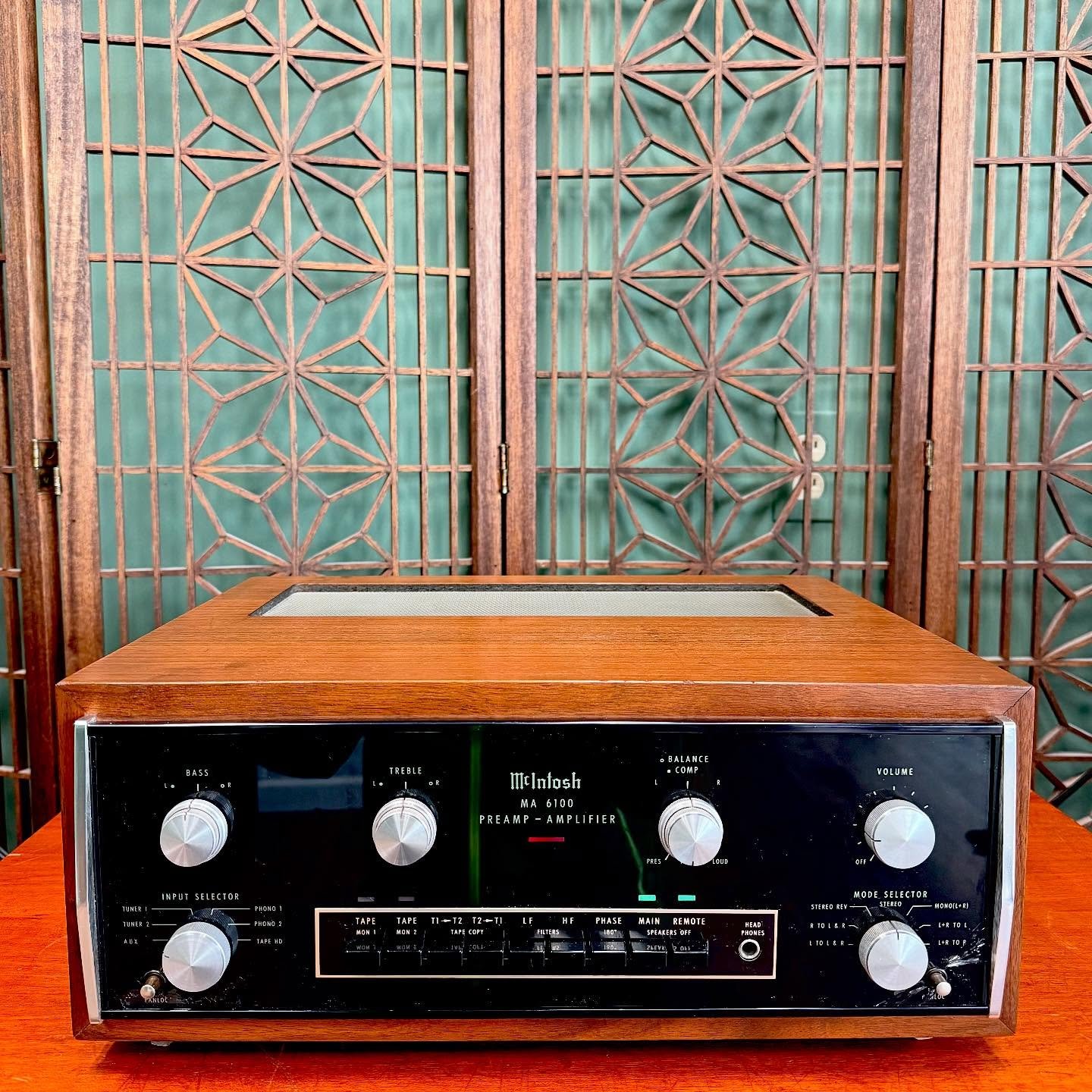 [AVAILABLE] In the world of vintage and high-end audio, potentially no name is more instantly recognizable than McIntosh&hellip;and for good reason. Hand built at their factory in New York, McIntosh products represent the apex of quality and design.
